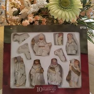 HOLIDAY TIME  Christmas Gifts Nativity Set an Doll